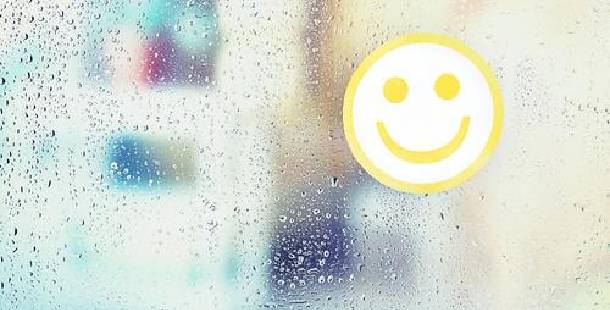 kako-skinuti-lepak-sa-stakla-brzo-i-lako