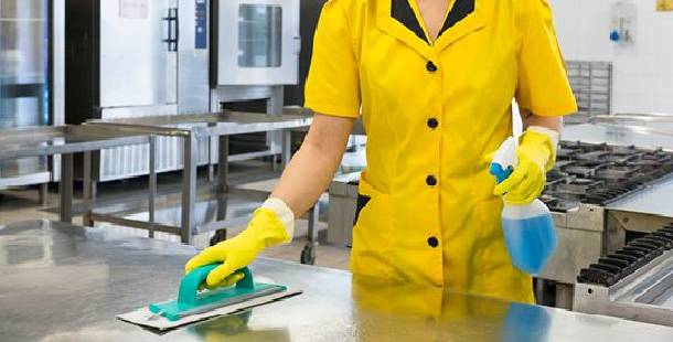 brisanje-radne-povrsine-od-inoksa