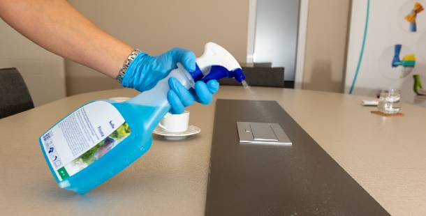 brisanje-stolova-u-kancelariji