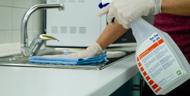 ciscenje-radne-povrsine-od-inoksa