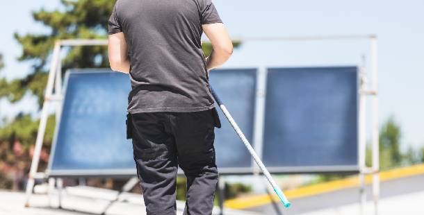 ciscenje-solarnih-panela-na-vrhu-zgrade