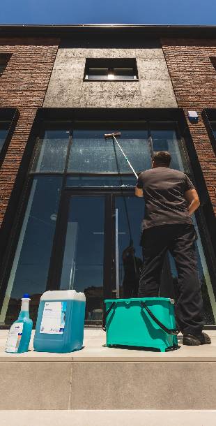 ciscenje-stakla-na-visini