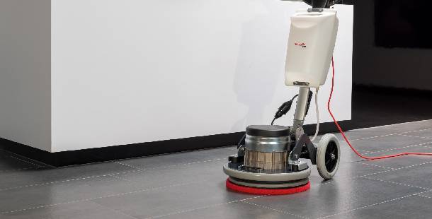 masina-za-ciscenje-tvrdih-podnih-obloga