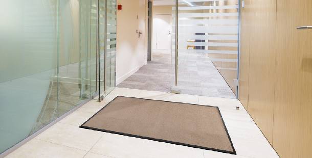 otiraci-u-boji-za-poslovne-prostorije