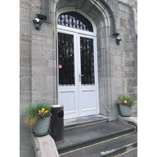 Metalna pepeljara za napolje